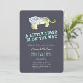 Invitation Tiger Cub Llow dans le Baby shower foncé Invitatio (Debout devant)