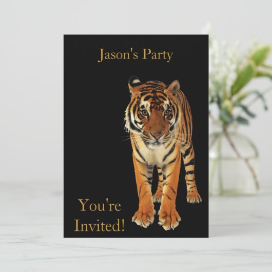 Invitation Tigre de fête d'anniversaire sur noir (Debout devant)