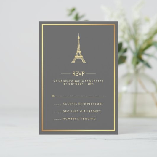 Invitation Tour Eiffel élégant or sur RSVP mariage gris (Debout devant)