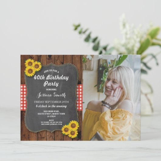 Invitation Tournesol fête d'anniversaire Rustic Wood Chalk Ph (Debout devant)