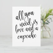 Invitation Tout ce qu'il vous faut, c'est l'amour et un cupca (Debout devant)