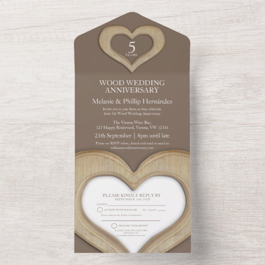 Invitation Tout En Un 5e anniversaire de mariage en bois coeur marron (À l'intérieur)