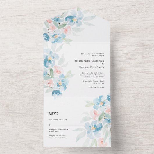 Invitation Tout En Un Beaux roses blush aquarelle et fleurs bleues (À l'intérieur)