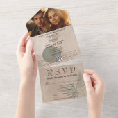Invitation Tout En Un Boho Beige vert Abstrait forme photo QR Code (Déchirure)