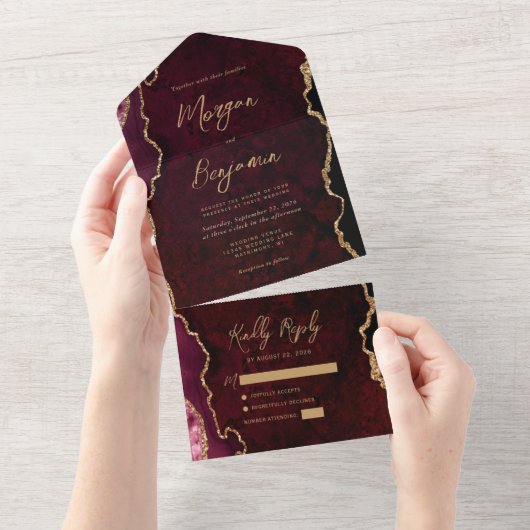 Invitation Tout En Un Burgundy Red Agate Gold Script Mariage (Déchirure)