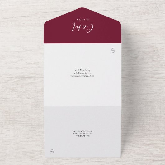 Invitation Tout En Un Burgundy Script Chic Monogramme Mariage photo (Dehors)