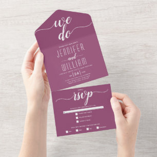 Invitation Tout En Un Cassis violet "We Do Do" script typographie mariag