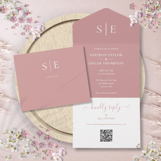 Invitation Tout En Un Code QR moderne Monogramme Dusty Mariage Rose