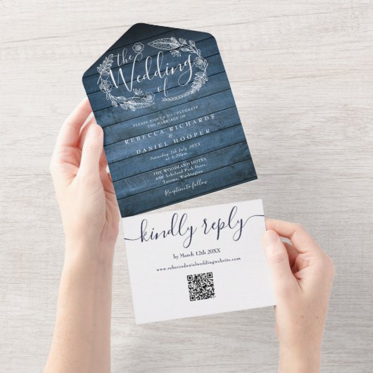 Invitation Tout En Un Code QR Monogramme Floral Mariage Bois Rustique Bl (Déchirure)
