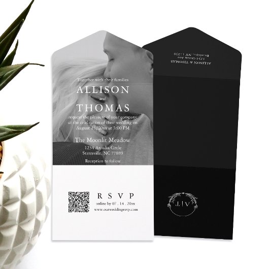 Invitation Tout En Un Code QR noir et blanc moderne Monogramme Mariage