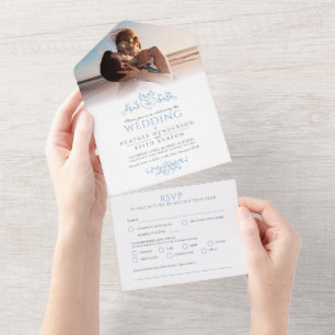 Invitation Tout En Un Coeur d'art en feuille mariage monogramme bleu