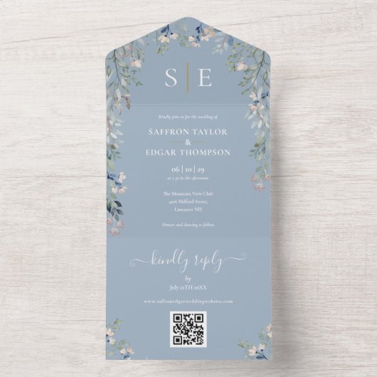 Invitation Tout En Un Dusty Blue Floral Monogramme QR Code Mariage (À l'intérieur)
