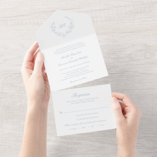Invitation Tout En Un Dusty Blue Wreath Monogramme Mariage élégant (Déchirure)