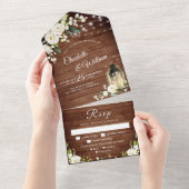 Invitation Tout En Un Élégant bois rustique Mariage Roses blanches (Déchirure)