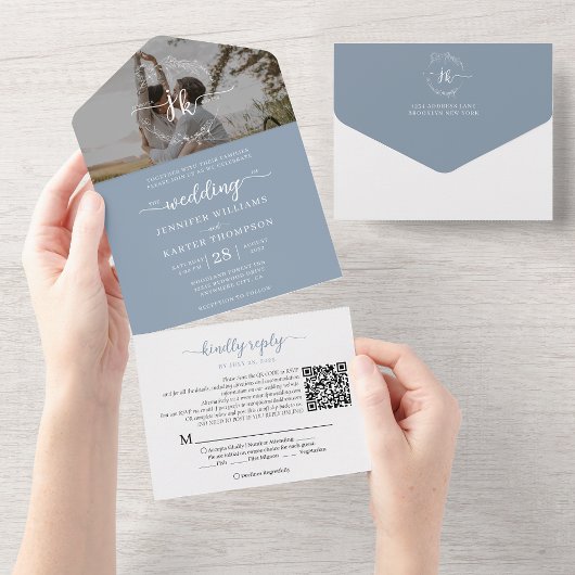 Invitation Tout En Un Elégant Dusty Blue Monogram QR Code Mariage photo