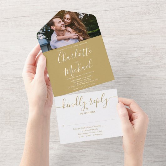 Invitation Tout En Un Elegant Gold Script Monogramme Mariage photo (Déchirure)