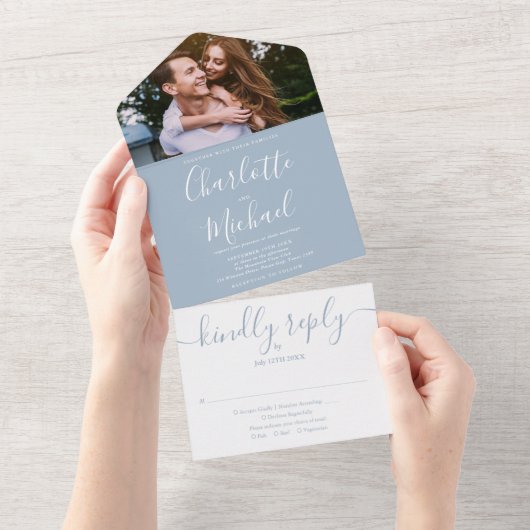 Invitation Tout En Un Élégant moderne Dusty Blue Script Mariage photo To (Déchirure)