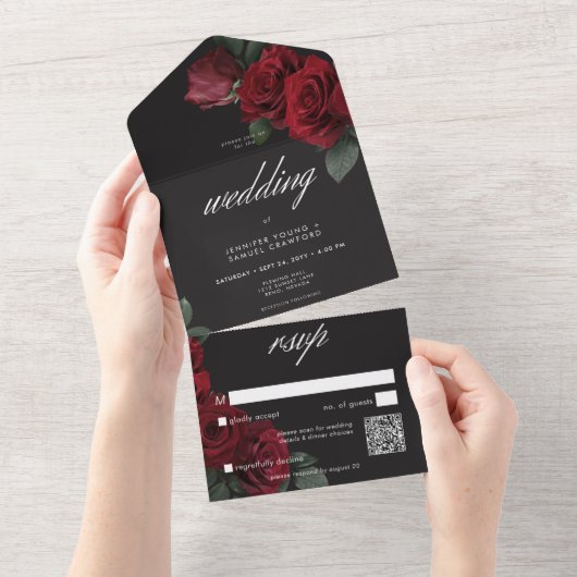 Invitation Tout En Un Élégant Moody Blood Red Roses Mariage QR Code (Déchirure)