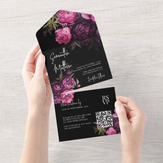 Invitation Tout En Un Élégant Moody Florals Mariage noir QR Code (Déchirure)