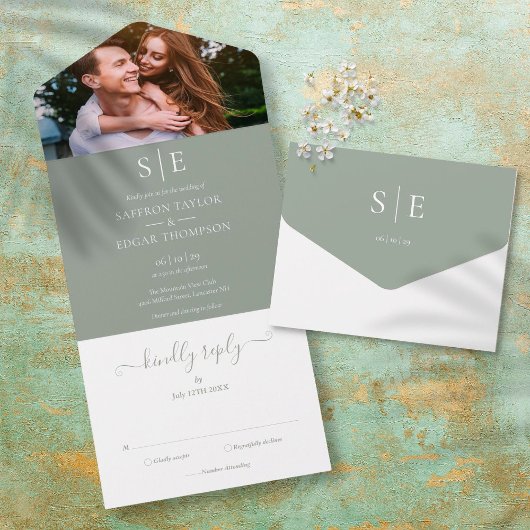 Invitation Tout En Un Élégant Sage Green Monogram Mariage photo