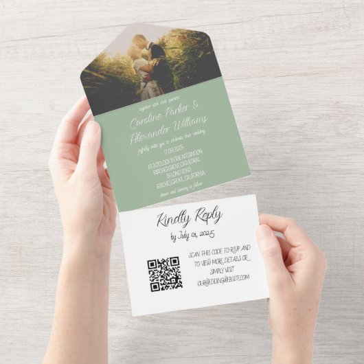 Invitation Tout En Un Elegant Sage Green Photo moderne RSVP QR Code (Déchirure)