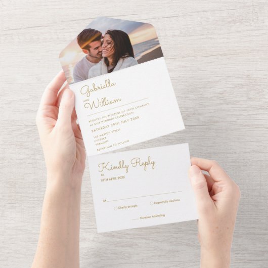 Invitation Tout En Un Élégant Script chic or Monogramme Mariage photo (Déchirure)