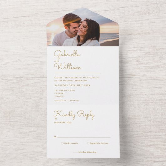 Invitation Tout En Un Élégant Script chic or Monogramme Mariage photo (À l'intérieur)