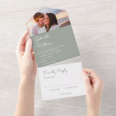 Invitation Tout En Un Élégant Script Sage Green Monogramme Mariage photo (Déchirure)