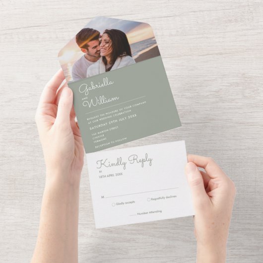 Invitation Tout En Un Élégant Script Sage Green Monogramme Mariage photo (Déchirure)