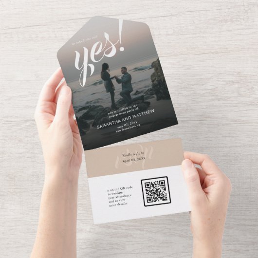 Invitation Tout En Un Elle A Dit Oui Engagement Parti QR Code RSVP (Déchirure)