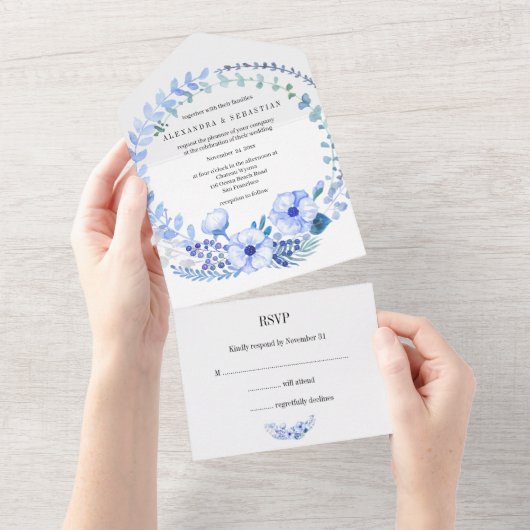 Invitation Tout En Un Fleurs bleues rustiques et Mariage de baies tout e (Déchirure)