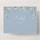 Invitation Tout En Un Floral Script QR Code Dusty Mariage bleu (Verso)