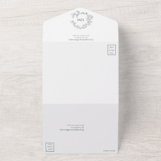 Invitation Tout En Un Mariage de monogramme Emerald Green Leafy Crest (Dehors)