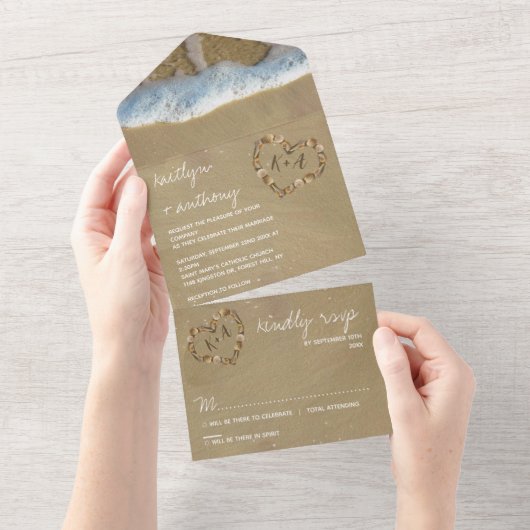 Invitation Tout En Un Mariage de plage au monogramme cœur dans le sable (Déchirure)