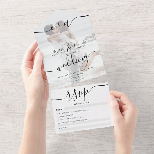 Invitation Tout En Un Mariage du script des initiales en noir blanc (Déchirure)