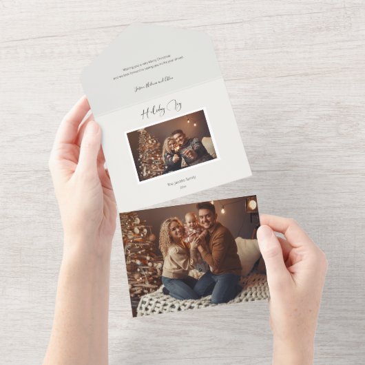 Invitation Tout En Un Moderne Elegant Holiday Joy Script Photo (Déchirure)