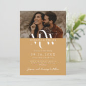 Invitation Tout en un monogramme élégant QR Code Mariage (Debout devant)