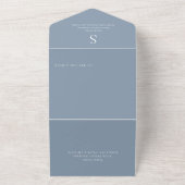 Invitation Tout En Un Monogramme moderne Dusty Blue QR Code (Dehors)