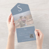 Invitation Tout En Un Monogramme Photo moderne Dusty Blue QR Code (Déchirure)
