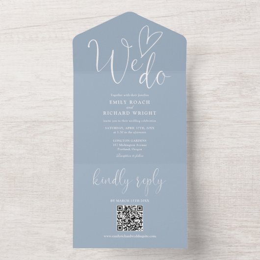 Invitation Tout En Un Nous aimons le coeur QR Code Dusty Mariage bleu (À l'intérieur)