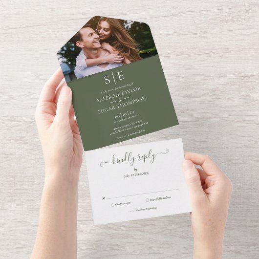 Invitation Tout En Un Olive Green Élégant Monogramme Mariage photo (Déchirure)