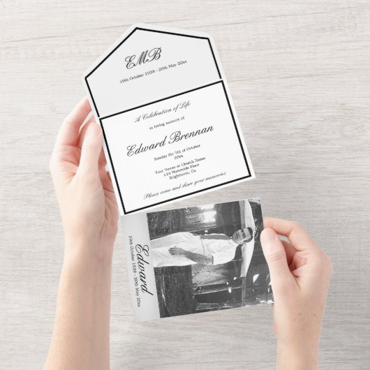 Invitation Tout En Un Photo commémorative funéraire noir et blanc simple (Déchirure)
