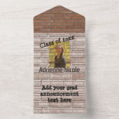 Invitation Tout En Un Photo de graffiti de promo sur mur de briques urba (À l'intérieur)