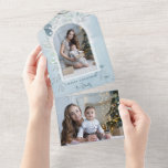 Invitation Tout En Un Photo moderne Blue Sparkly Winter Botanique Arc<br><div class="desc">Elégant design de vacances moderne avec votre photo de gardien dans un modèle découpé en arc avec bordure blanche opaque, abstraite aquarelle style bleu clair et blanc verdure d'hiver et étincelles de neige blanche sur l'effet d'aquarelle bleu pastel arrière - plan. Inclut les champs de texte modifiables et les modèles...</div>