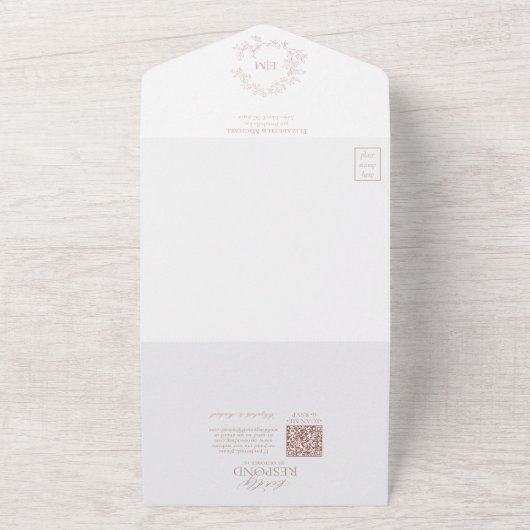Invitation Tout En Un QR Code Dusty Rose Monogramme de poitrine feuillet (Dehors)