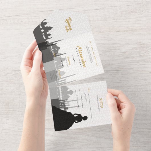 Invitation Tout En Un Quinceañera en noir et or (Déchirure)