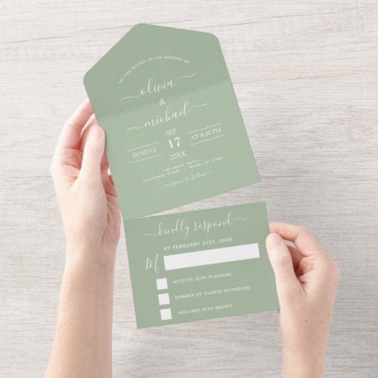 Invitation Tout En Un Sage Green Mariage Typographie moderne RSVP (Déchirure)