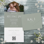 Invitation Tout En Un Sage Green Monogramme QR Code Mariage photo Date