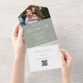 Invitation Tout En Un Sage Green Monogramme QR Code Mariage photo Date (Déchirure)