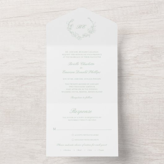 Invitation Tout En Un Sage Green Wreath Monogramme Mariage élégant (À l'intérieur)